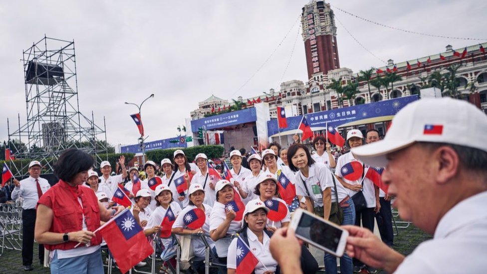 台北總統府前參加中華民國113年國慶典禮的民眾拍照留念（10/10/2024）