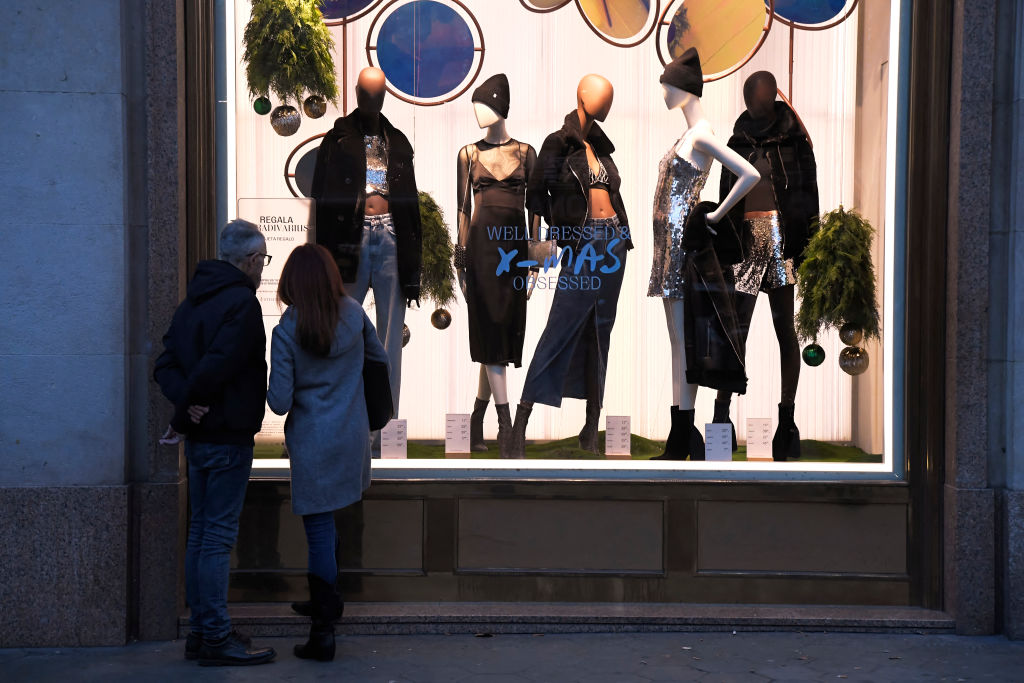 Vitrine de loja em Barcelona com roupas de lantejoulas brilhantes