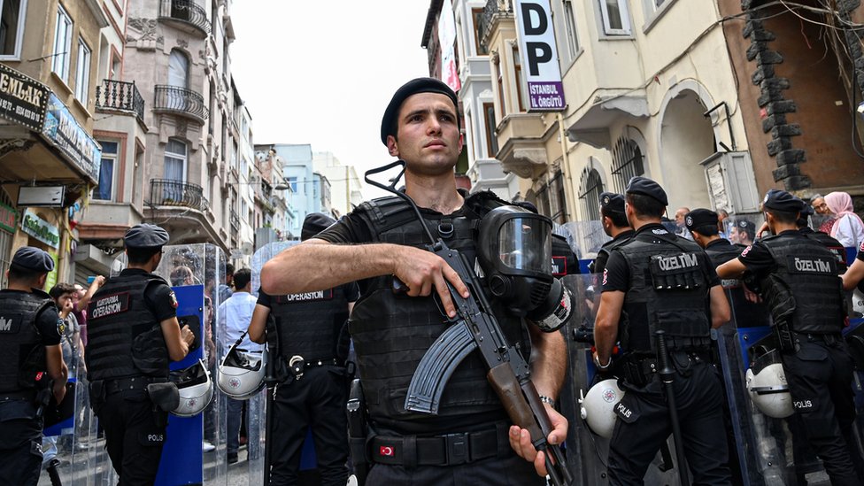 Сотрудники турецкой полиции по борьбе с массовыми беспорядками охраняют штаб-квартиру прокурдской Демократической партии народов (ДПН) в Стамбуле, 19 августа 2019 г.