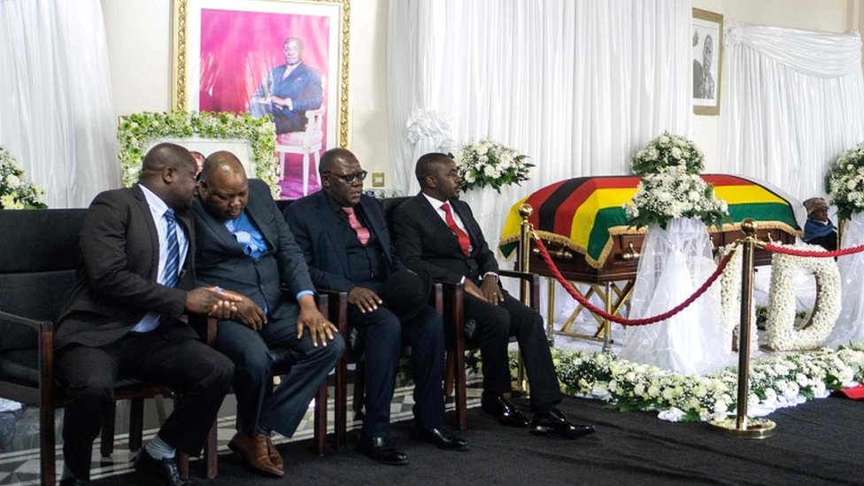 Лидер партии «Движение за демократические перемены» Нельсон Чамиса (справа), вице-президент Тендаи Бити (второй справа) и вице-председатель Джоб Сикхала (второй слева) присутствуют на покое покойного президента Зимбабве Роберта Мугабе в резиденции «Голубая крыша» в Мугабе. в Хараре 12 сентября 2019 г.
