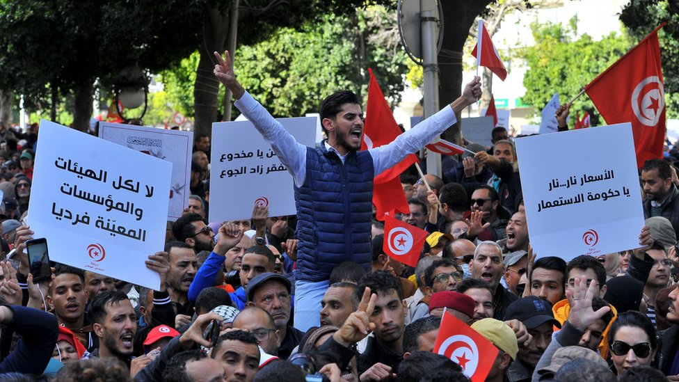 تظاهر آلاف التونسيين وسط العاصمة، السبت 14 من يناير/كانون الثاني 2023، إحياء لذكرى الثورة التونسية وللتنديد بسياسات الرئيس قيس سعيّد.