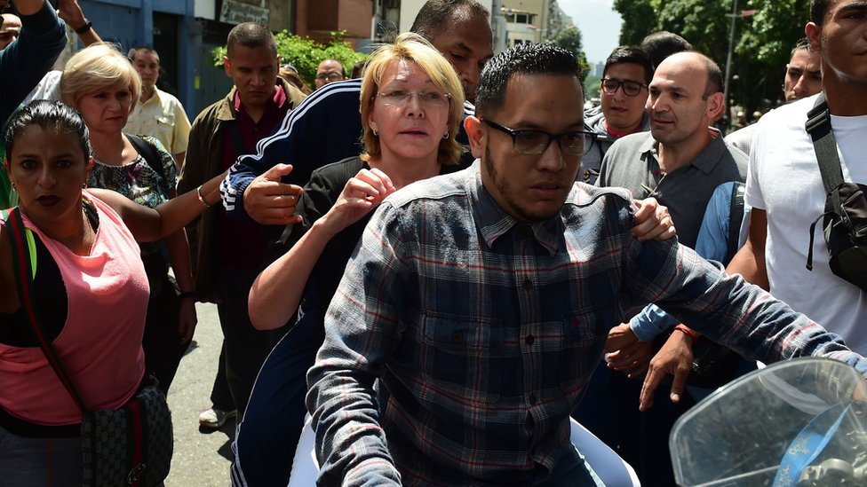 Luisa Ortega fue al Ministerio Público y tuvo que abandonarlo en motocicleta tras denunciar agresiones. Luisa Ortega