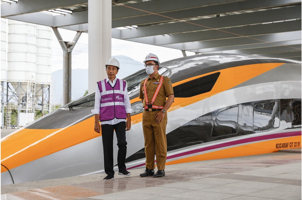10月13日，印尼總統佐科（左）在西爪哇省省長里德萬·卡米爾（右）的陪同下站在萬隆德哥魯亞火車站施工現場的視察高鐵建設項目。