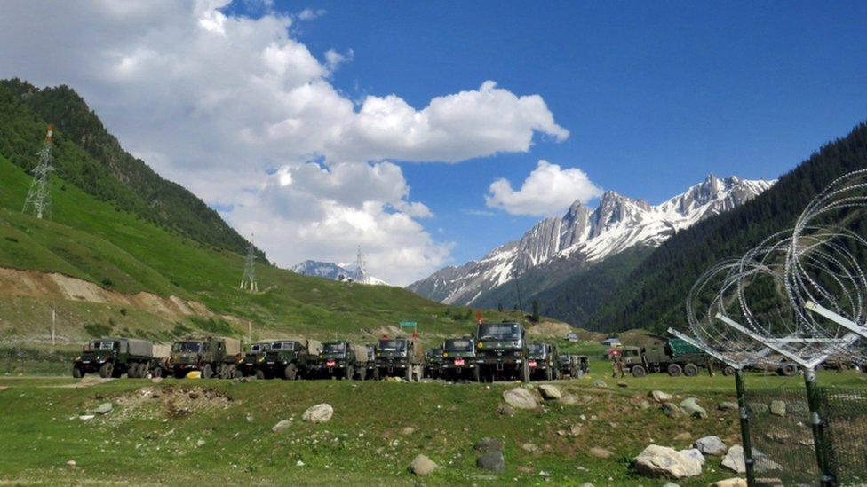 Soldados indios en el sureste de Srinagar el 16 de junio antes de partir hacia Ladakh.