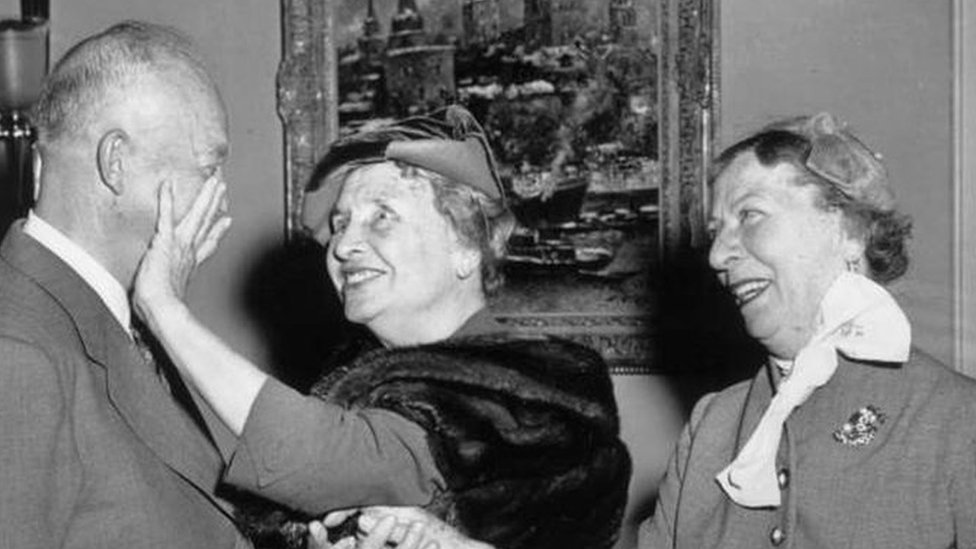 هيلين كيلر مع الرئيس الأمريكي السابق أيزنهاور