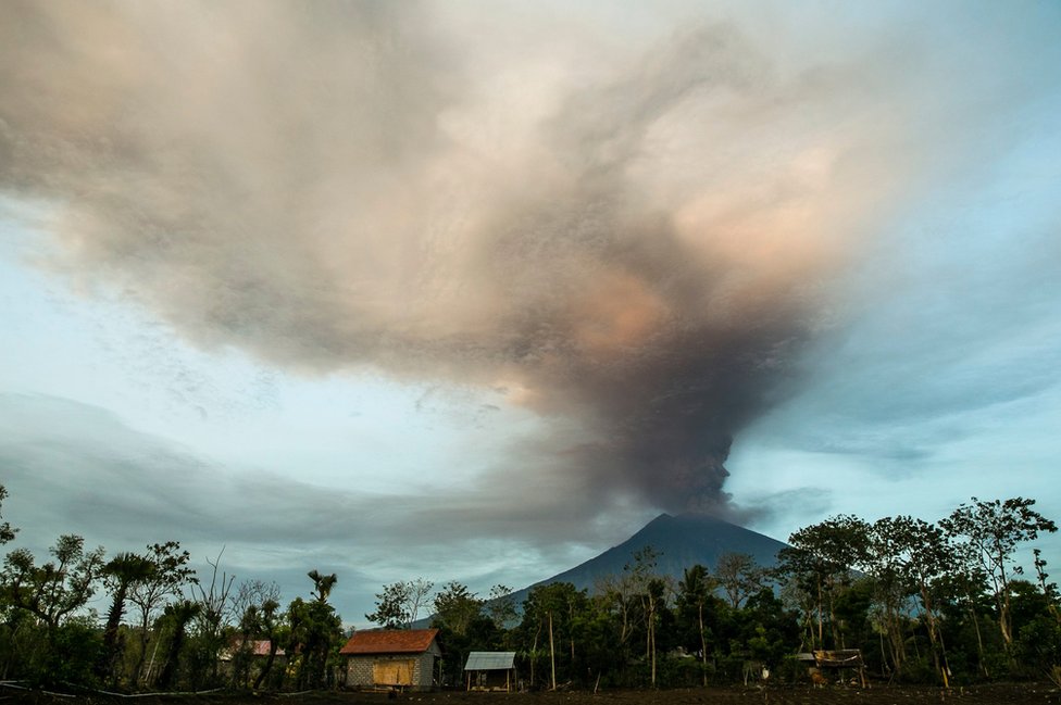 El Monte Agung amenaza la isla de Bali, en Indonesia. Volcan Agung en Bali