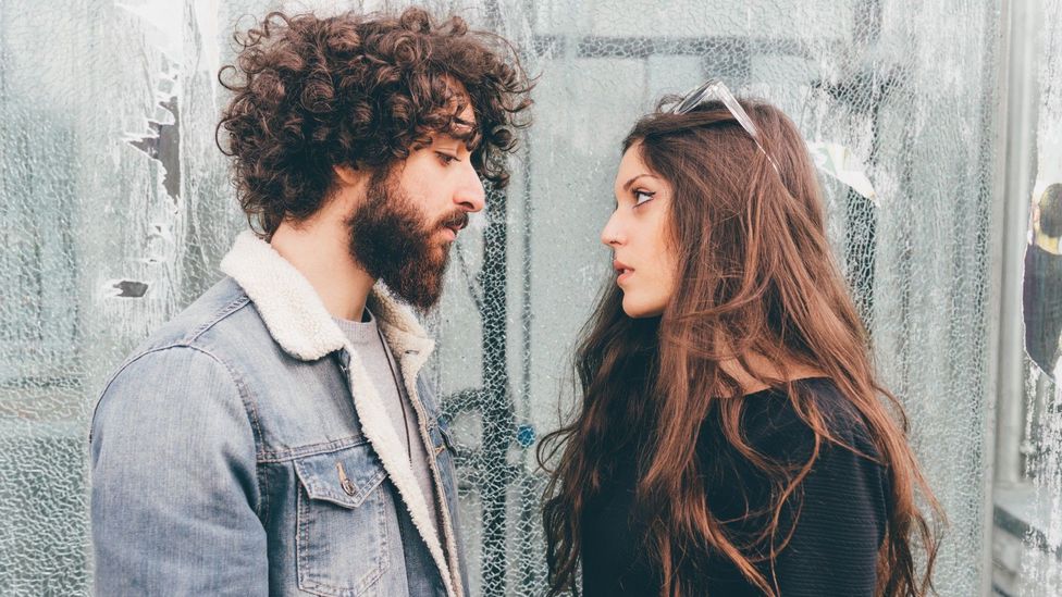 Homem e mulher de frente um para outro