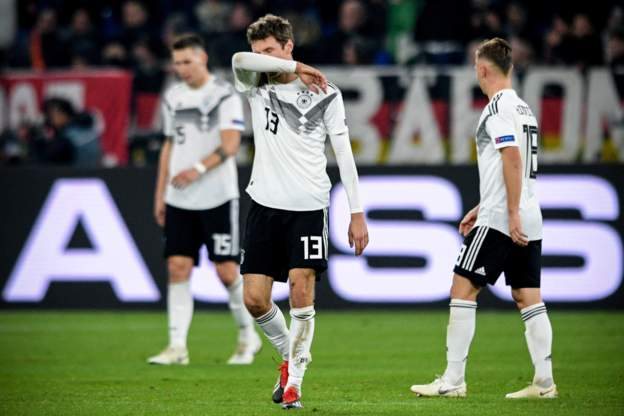Jugadores alemanes muestran su decepción.