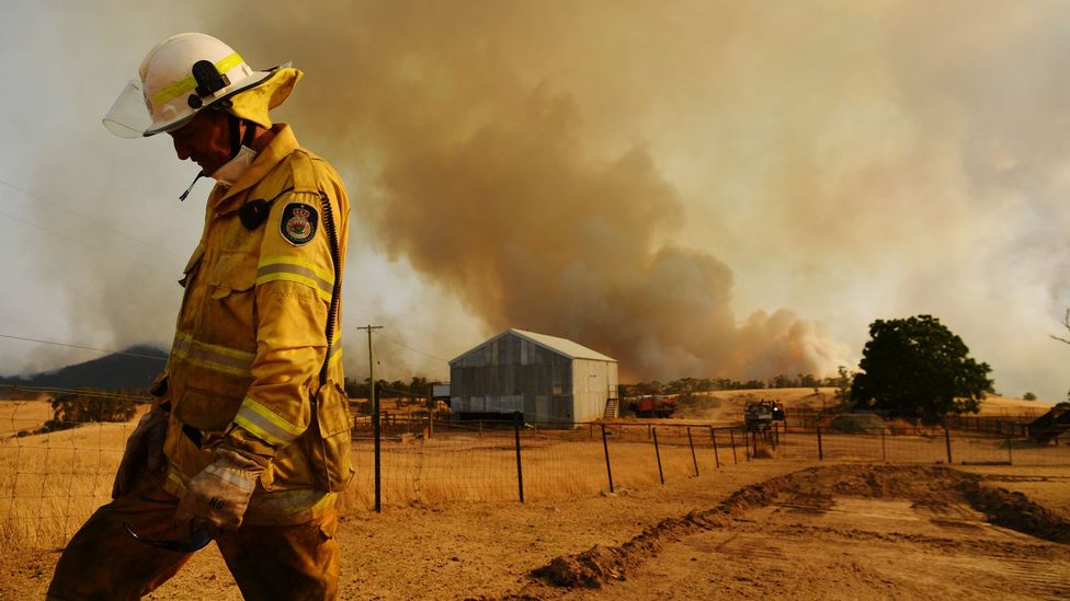 Bombeiro em meio ao incêndio florestal na Austrália