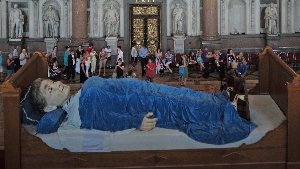 Представители общественности видят спящую в Георгиевском зале бабушку-великан