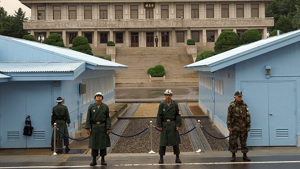 Южнокорейские солдаты стоят в Пханмунджоме 27 июля 2003 г.