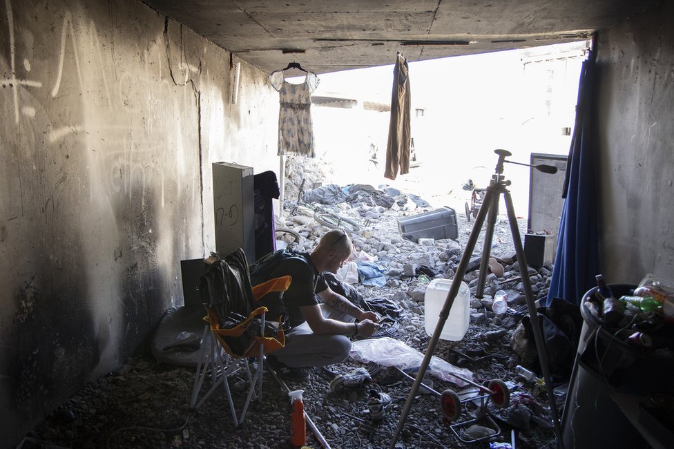 Robert Banghart, director de divulgación de la organización Shine A Light, agachado en un túnel frente al casino Rio en Las Vegas, Nevada, el 29 de abril de 2023.