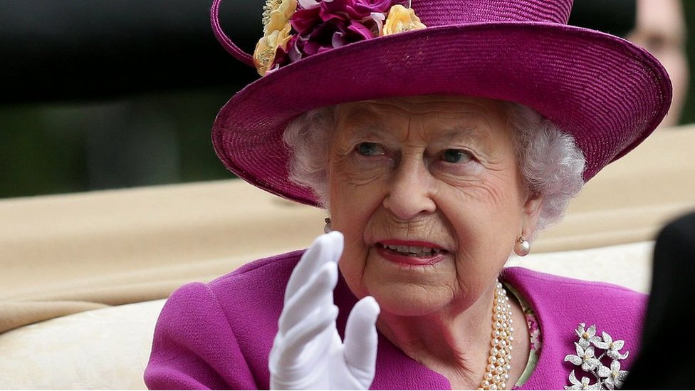 Hombre intentó asesinar a la reina Isabel II  (VIDEO) 