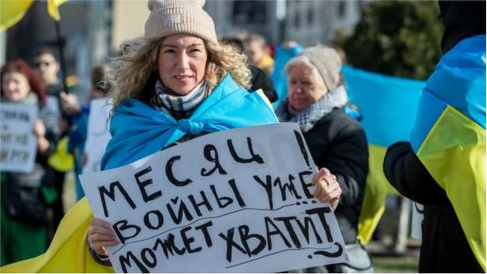 示威人士在摩爾多瓦首都基希訥烏的俄羅斯大使館前舉行抗議