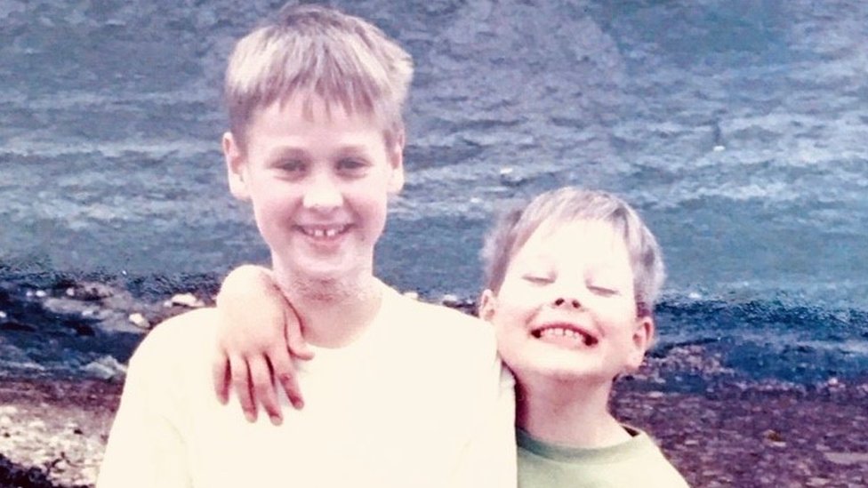 آدم باري وشقيقه