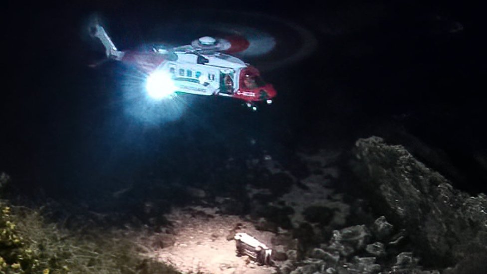 Вертолет береговой охраны над местом крушения