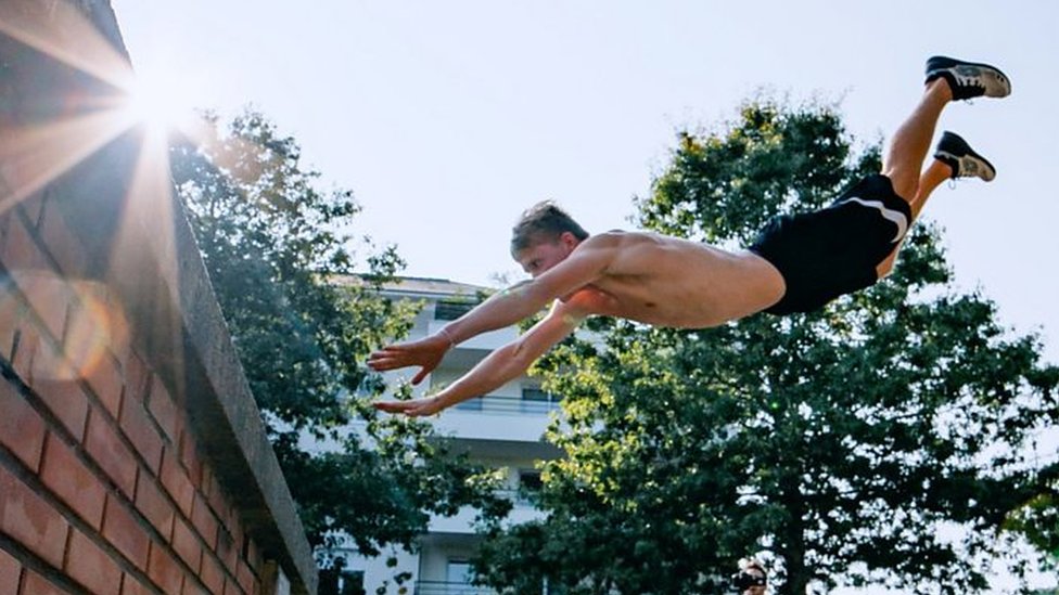 Light pollution: Parkour group saving energy by turning off city lights