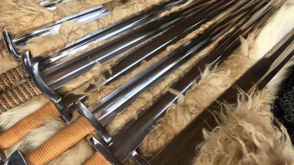 En las batallas usan armas sin filo y los mariscales aplican reglas de seguridad. Espadas sin filo