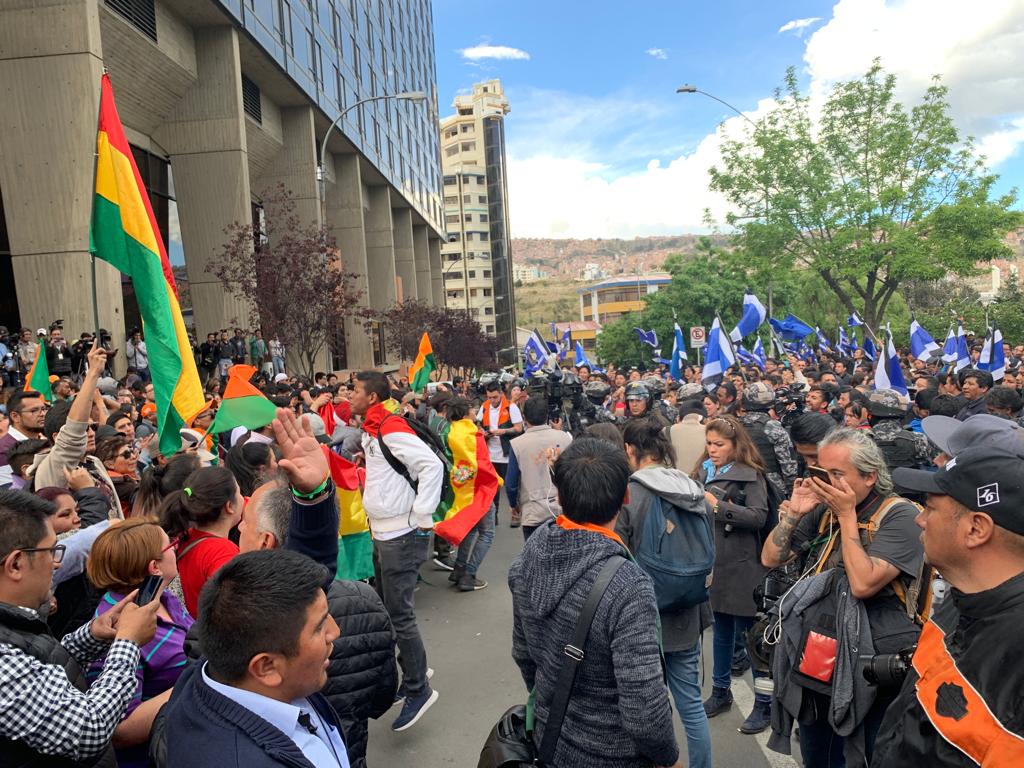 Manifestantes en una plaza de La Paz