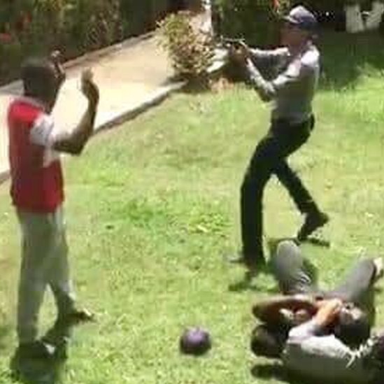 Una de las escenas difundidas en los videos muestra una imagen de un policía apuntando un arma contra un manifestante.