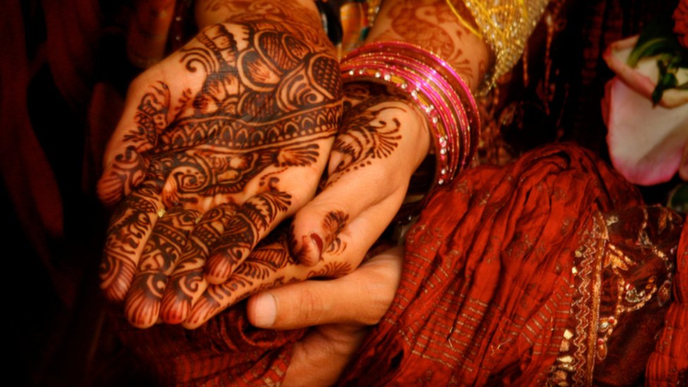 Manos de una novia india