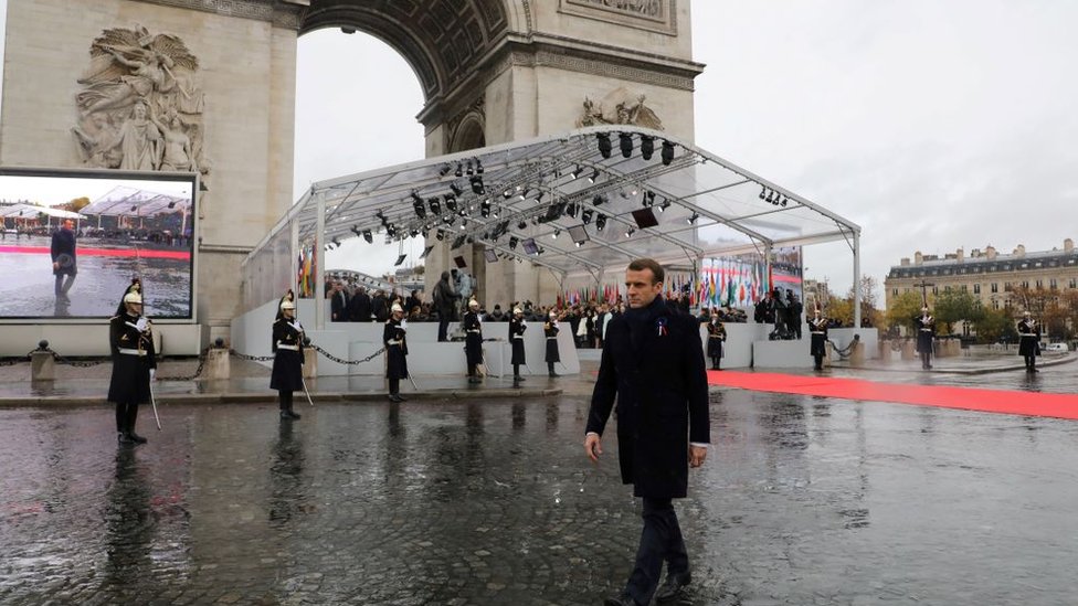 Emmanuel Macron frente al Arco del Triunfo.