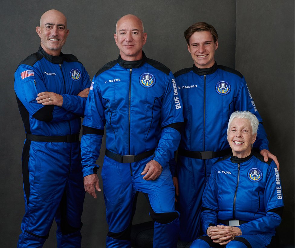 La tripulación del New Shepard (de izq. a der.): Mark Bezos, Jeff Bezos, Oliver Daemen, Wally Funk.