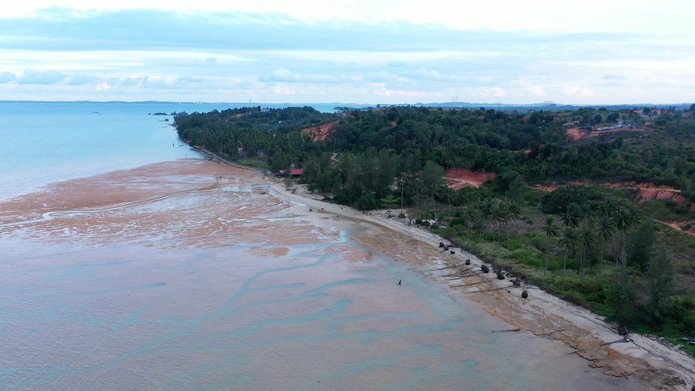 Foto udara di pinggiran pantai timur Pulau Batam.