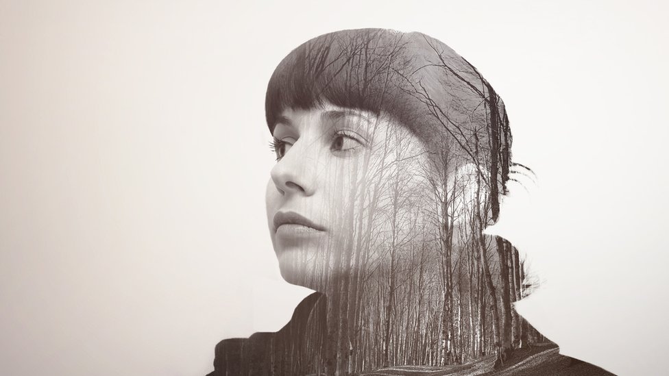 A veces, tejemos fragmentos de recuerdos con lo que nos han contado para formar memorias. chica con bosque