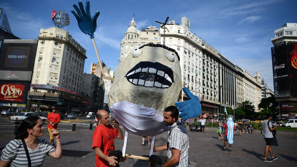 A principios de 2016, Macri, recién asumió, ordenó el despido de miles de empleados públicos que consideraba "sobrecontratación". La medida generó decenas de protestas. A principios de 2016, Macri, recién asumió, ordenó el despido de miles de empleados públicos que consideraba "sobrecontratación". La medida generó decenas de protestas.