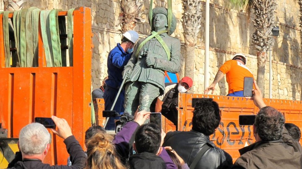 Workers remove Franco's statue in Melilla on 23 February 2021
