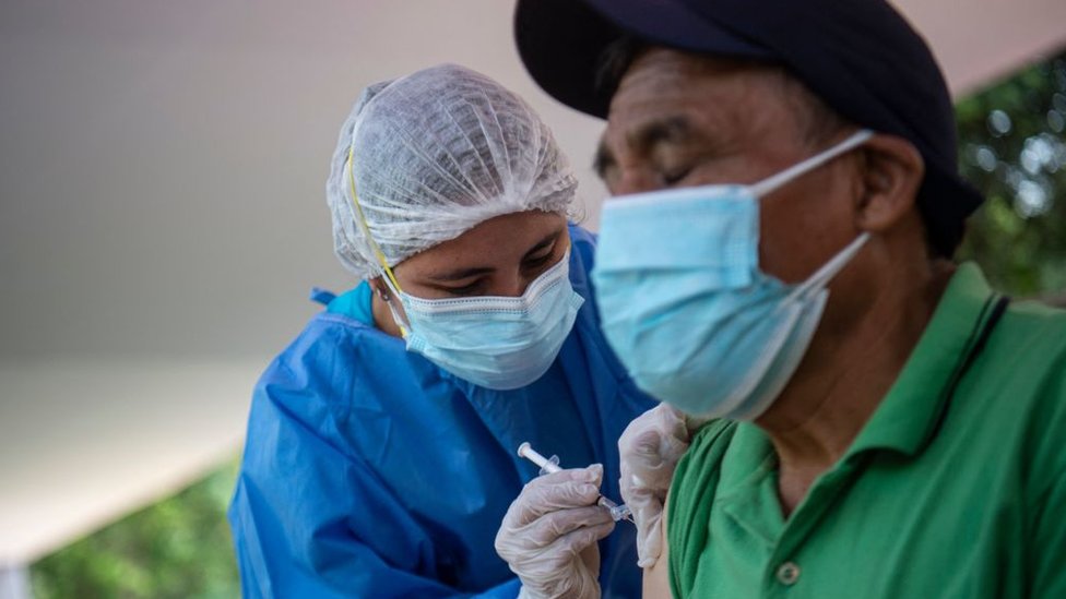 Hombre recibiendo vacuna en Lima, Perú.