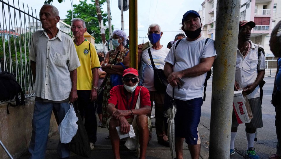 Cubanos hacen fila para conseguir pan antes de la llegada del huracán Ian en La Habana.