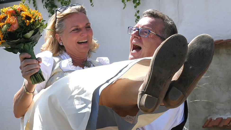 رجل الأعمال ميلينغر يحمل عروسته كنايسل وزيرة الخارجية النمساوية