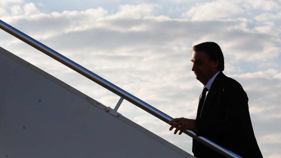 Presidente da República Jair Bolsonaro, durante embarque no aeroporto de Brasília - DF