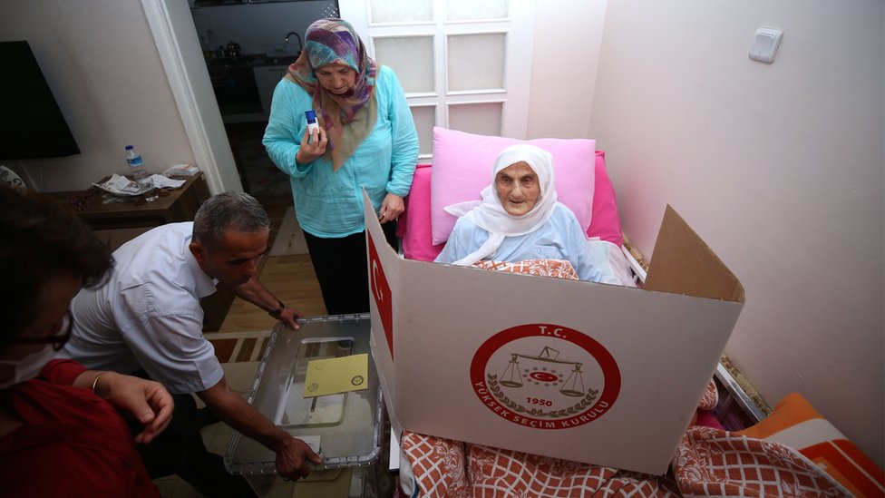 Seyyar sandıkla oy kullanan bir seçmen. Hasta ve engelli seçmenlerin seyyar sandıklara işlenmesi 27 Şubat'ta tamamlanacak.