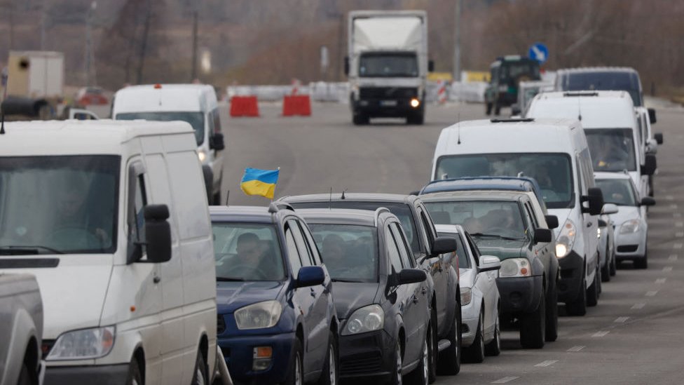 Fila de autos en Ucrania
