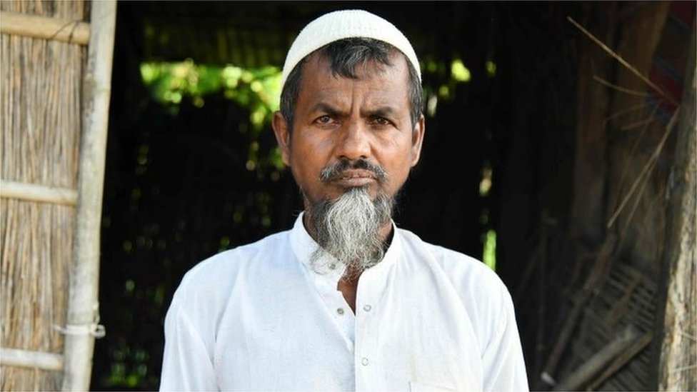 На этой фотографии, сделанной 29 августа 2019 года, 55-летний Сахеб Али позирует для фотографии в своем доме в деревне Хутамари в районе Гоалпара, примерно в 160 км от Гувахати, столицы северо-восточного штата Индии Ассам