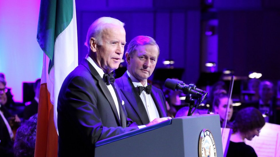 Вице-президент США Джо Байден и Таойсич (премьер-министр Ирландии) Энда Кенни открыли в мае в Вашингтоне фестиваль искусств «Ирландия 100»