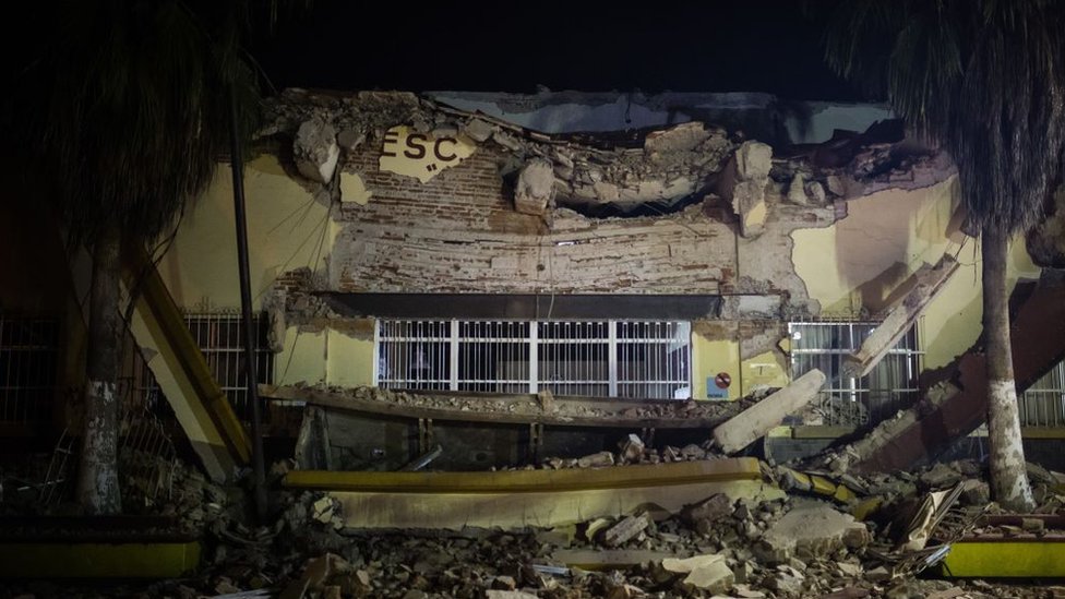 Un sismo no es de forma intrínseca oscilatorio o trepidatorio. Edificio dañado