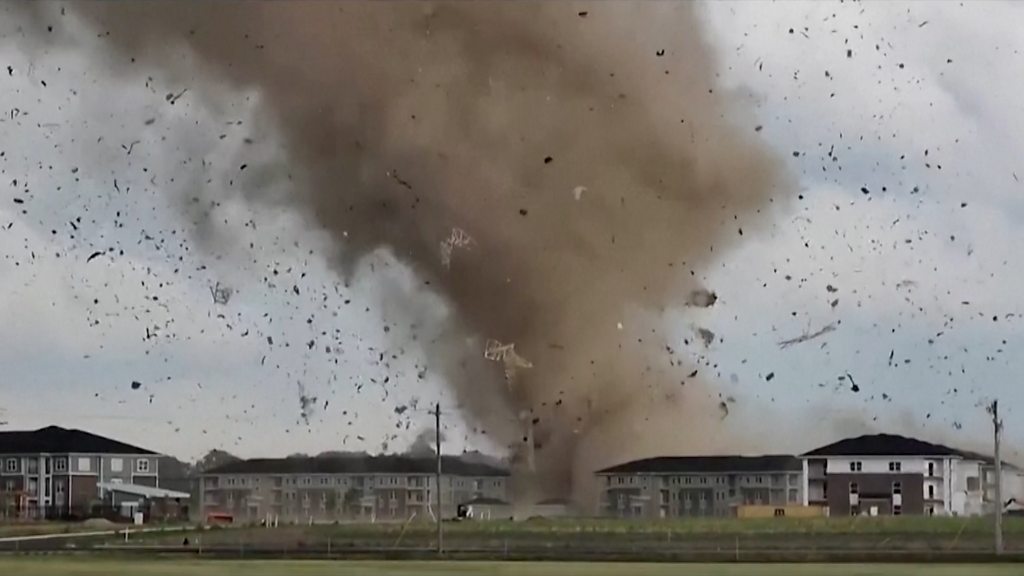 Powerful tornado tears through US city