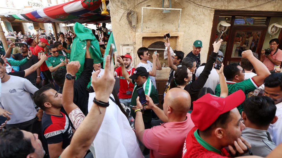 Fanáticos saudíes celebraron en las calles de Doha los goles de su selección.