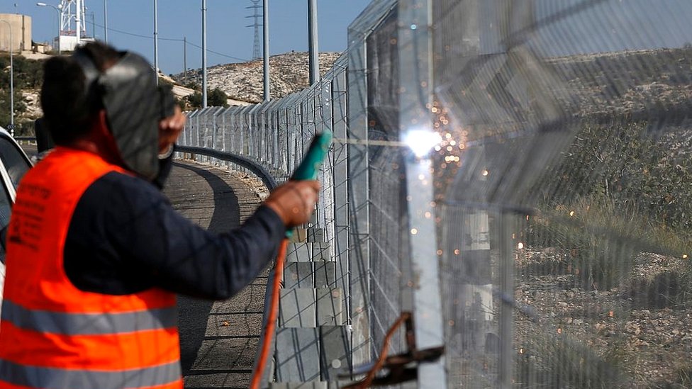 En 2007 ya se había contruido buena parte de la valla. Tareas de mantenimiento en la valla