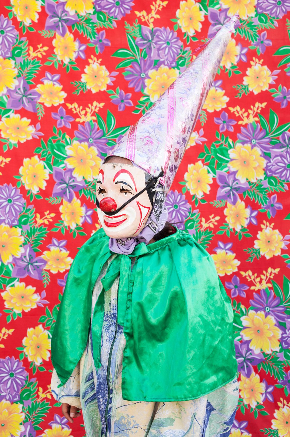 Портрет клоуна на узорчатом фоне