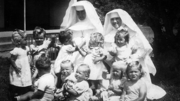 Монахини и дети в Bessborough House в Корке (изображение любезно предоставлено Мари Стид)