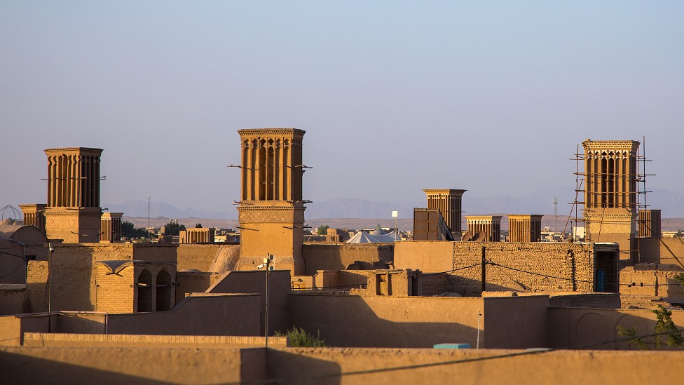 Vista panorámica de la ciudad de Yazd en la que pueden verse torres de viento con aberturas sobre algunos edificios