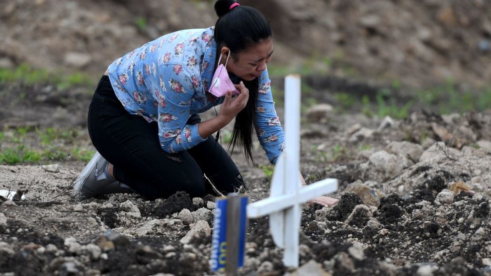 Mujer en Honduras llorando a un familiar muerto por covid-19.