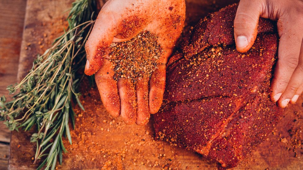 Lo mejor -y más fácil- es añadirle encima los condimentos. Carne