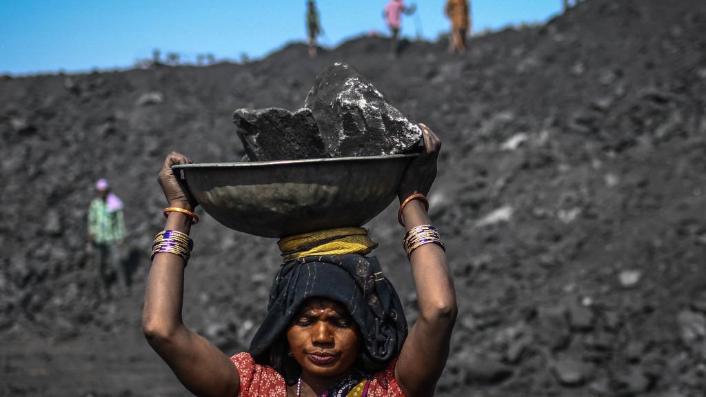 印度北方邦松巴得拉縣一處煤礦一位女工在抬運煤塊（資料圖片）