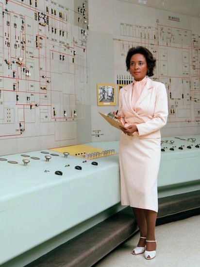 Retrato de la científica informática, matemática e ingeniera estadounidense Annie Easley en el Centro de Investigación Lewis de la NASA (más tarde Centro de Investigación Glenn), Brook Park, Ohio, década de 1960.